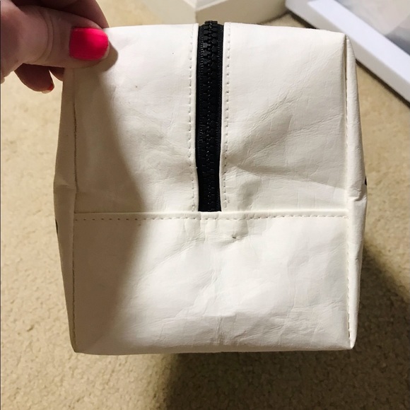 🆕🔥🦋2/30$PINK BY VS SUPER CUTE MAKEUP BAG/TOILETRIES/URL W/SHARPIE DETACHABLE - Picture 11 of 15